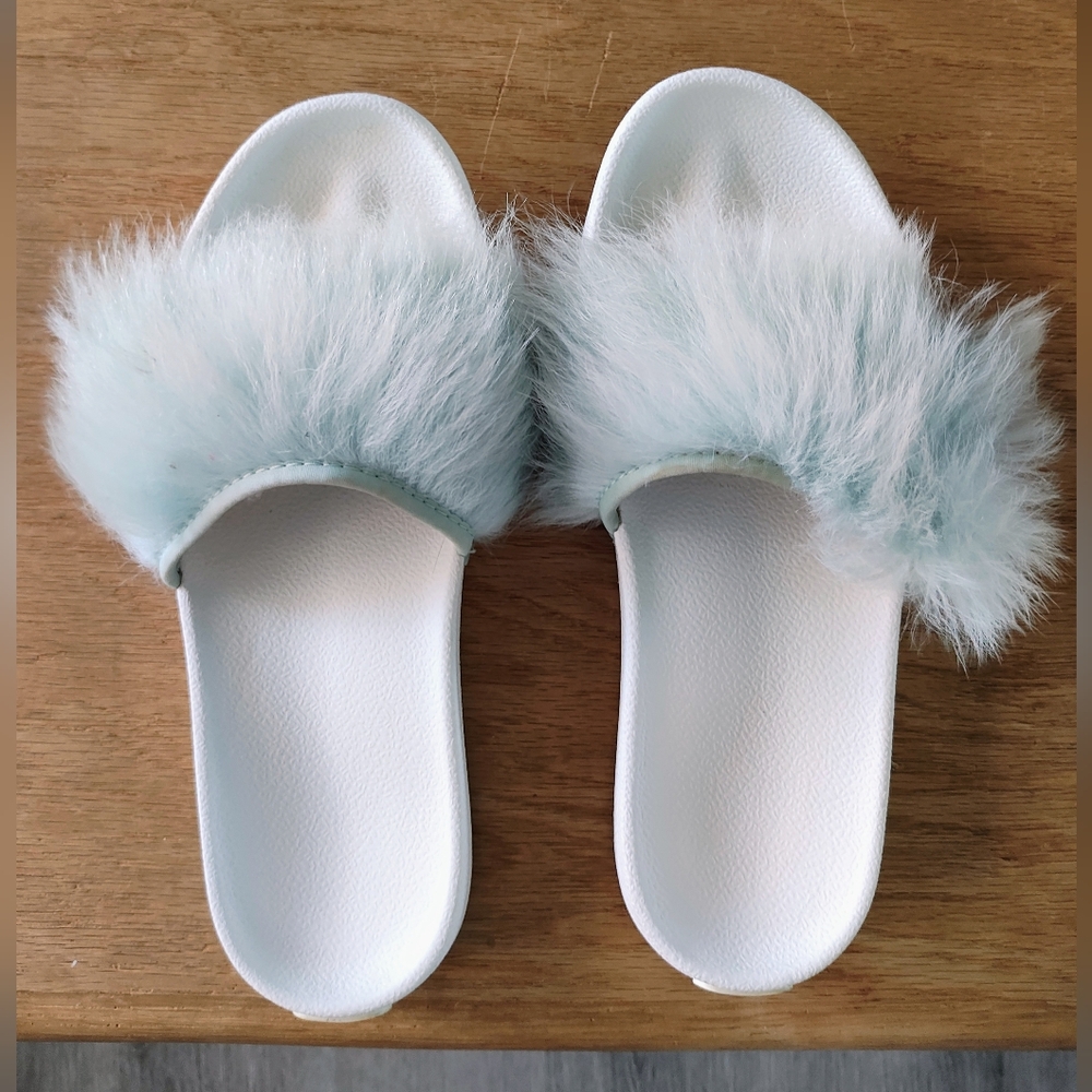 Royale slide sandals by UGG® Fluffy Tiffany Blue Size 8